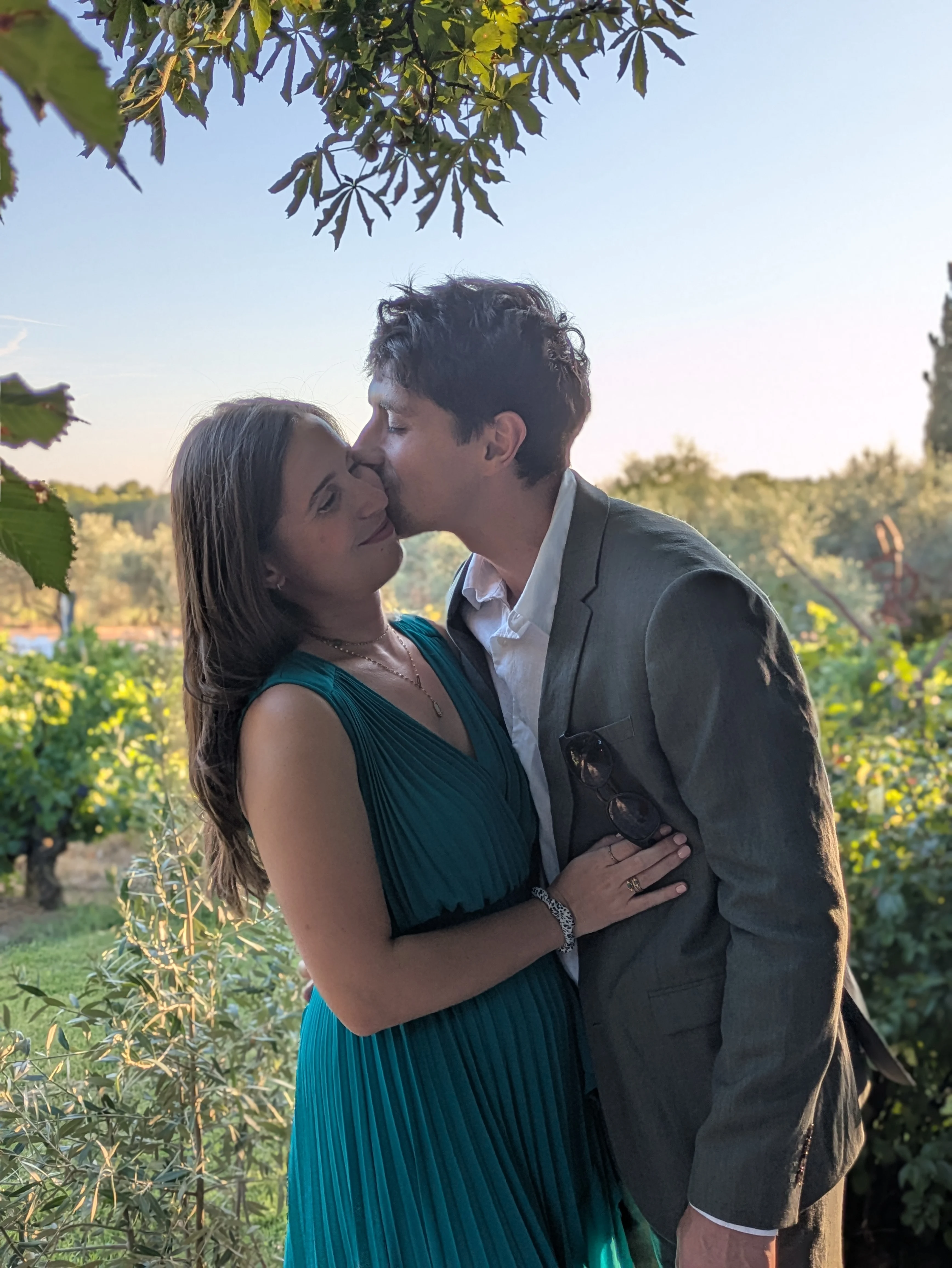 Sarah et Simon, un soir d'été dans un jardin